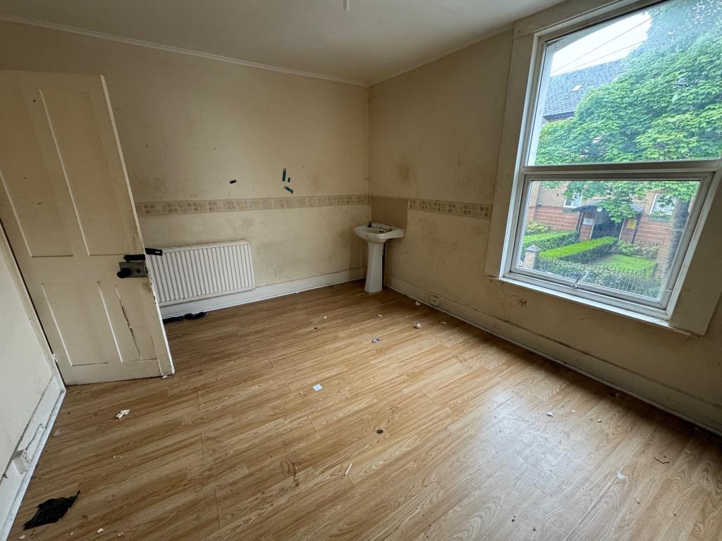 Lot: 53 - FOUR-BEDROOM HOUSE WITH BASEMENT NEAR TOWN CENTRE - Bedroom 1